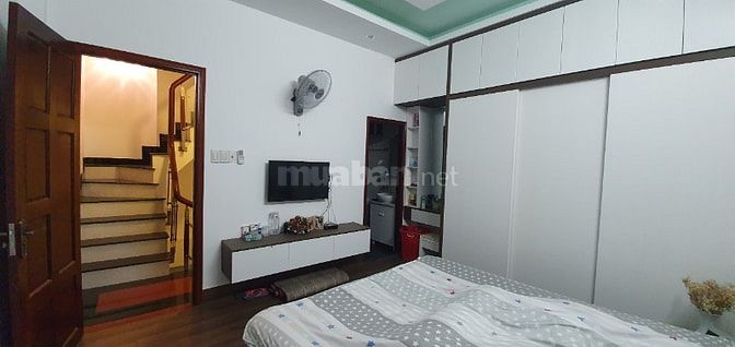 NHÀ PHỐ 2 LẦU RỘNG VÀ 1 SÂN THƯỢNG