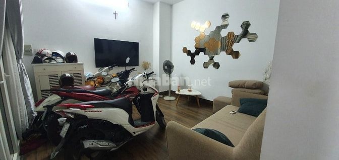 NHÀ PHỐ 2 LẦU RỘNG VÀ 1 SÂN THƯỢNG