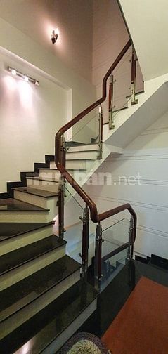 NHÀ PHỐ 2 LẦU RỘNG VÀ 1 SÂN THƯỢNG