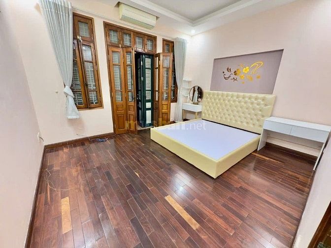 Nhà mặt ngõ Trần Quốc Hoàn, đi bộ sang Trường NBK, gara Ô tô vào nhà