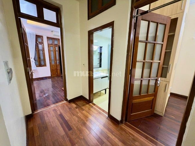 Nhà mặt ngõ Trần Quốc Hoàn, đi bộ sang Trường NBK, gara Ô tô vào nhà