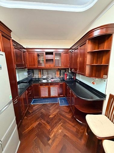 Nhà mặt ngõ Trần Quốc Hoàn, đi bộ sang Trường NBK, gara Ô tô vào nhà