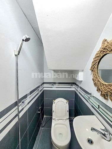 🔥🔥🔥 BÁN NHÀ GIAO GIỮ SỔ HỒNG RIÊNG - NHÀ TO 4M❌10M - GIÁP QUẬN 7 🔥