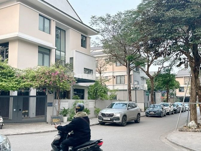 J - AN PHÚ Villa, Dương Nội, Lô góc 3 mặt, đẹp, mới, dòng tiền sẵn đều