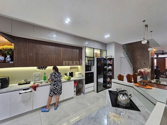 Mặt Tiền 47b Ca Văn Thỉnh,460m2 sàn, thang máy lớn, ốp gỗ xịn, 23tỷ920