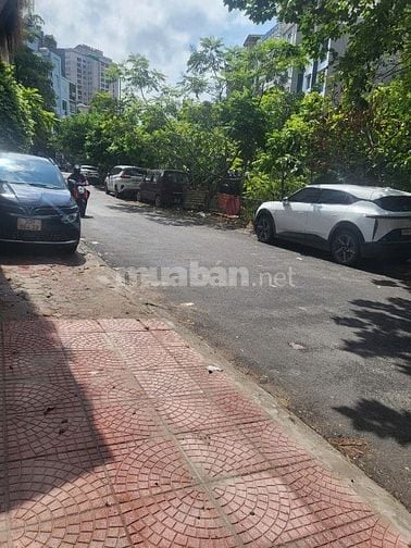  Mặt bằng kinh doanh tầng 1 nhà mặt đường, thuận tiện  ,trung tâm