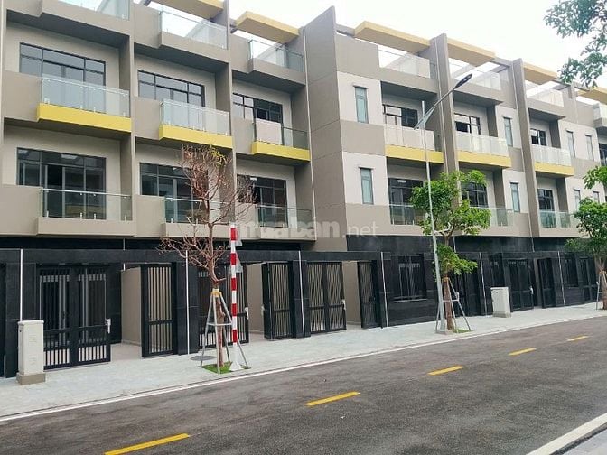 Bán Nhà DT đất 137 m2 ,1 trệt,2 lầu,1 mái thiết kế 5 PN-5 WC, DTXD 320