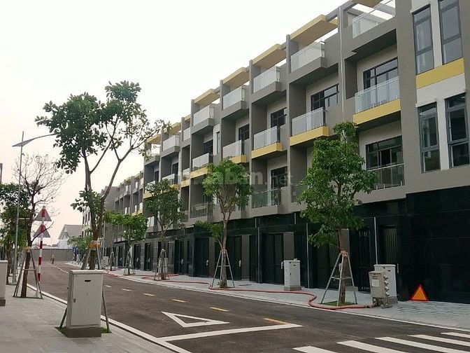 Bán Nhà DT đất 137 m2 ,1 trệt,2 lầu,1 mái thiết kế 5 PN-5 WC, DTXD 320