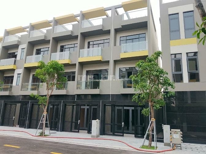 Bán Nhà DT đất 137 m2 ,1 trệt,2 lầu,1 mái thiết kế 5 PN-5 WC, DTXD 320