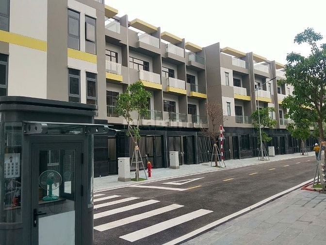 Bán Nhà DT đất 137 m2 ,1 trệt,2 lầu,1 mái thiết kế 5 PN-5 WC, DTXD 320