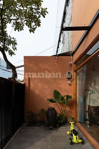 BÁN NHÀ PHONG CÁCH CHÂU ÂU – TÔNG CAM CHỦ ĐẠO – HẺM XE HƠI 8M GIÁ 5.3T