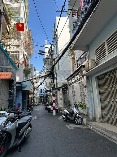 Cần bán gấp nhà:4,2x24,3lầu,thang máy hẻm 4m,Lê thị riêng,Q1