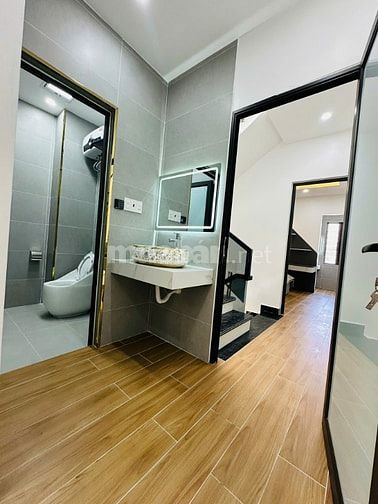 Bán căn nhà mới xây 3 tầng sân cổng riêng, full nội thất, ô tô đỗ cổng