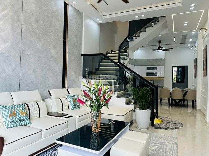 Bán căn nhà mới xây 3 tầng sân cổng riêng, full nội thất, ô tô đỗ cổng