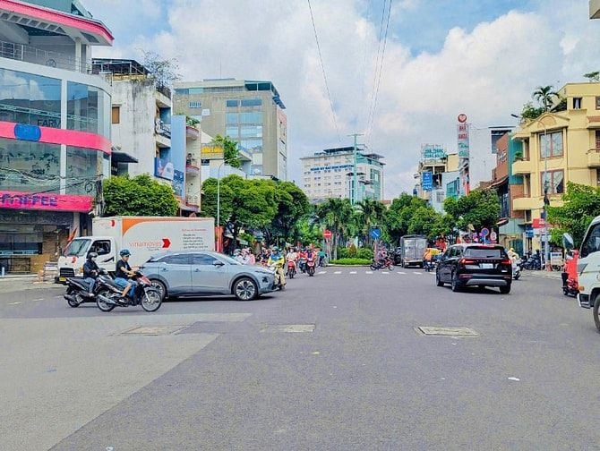 Cho thuê nhà Góc 2MT 223 Phan Xích Long, Phường Cầu Kiệu, Hồ Chí Minh