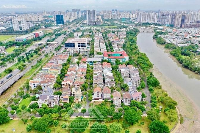 chính chủ cần bán đất nhà phố sadeco ven sông môt trong hai lô L20,21