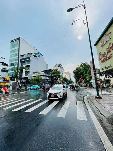 Văn Phòng Showroom Nhà ở 5 tầng mặt tiền Hồng Hà Full NT mới sạch đẹp