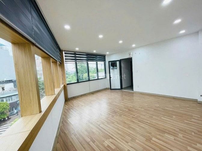 Văn Phòng Showroom Nhà ở 5 tầng mặt tiền Hồng Hà Full NT mới sạch đẹp