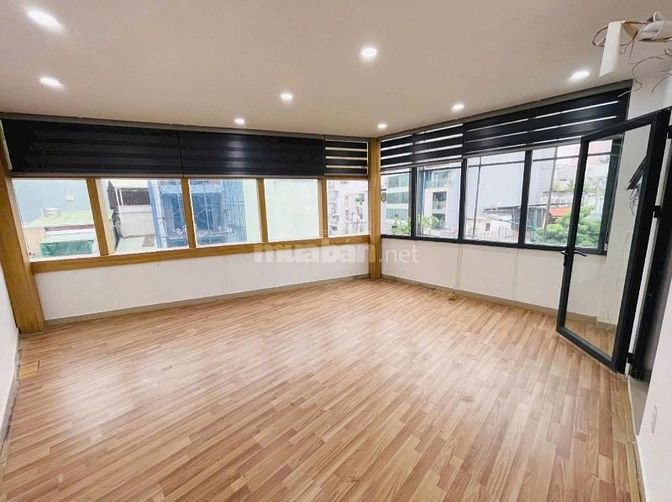 Văn Phòng Showroom Nhà ở 5 tầng mặt tiền Hồng Hà Full NT mới sạch đẹp