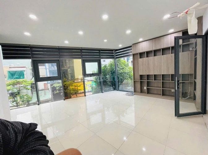 Văn Phòng Showroom Nhà ở 5 tầng mặt tiền Hồng Hà Full NT mới sạch đẹp