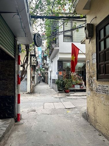 Sau nhà Mặt phố, cạnh Trường Mầm non Hoa Hồng, nhà đẹp chủ nhà tự xây