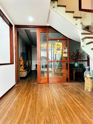 Sau nhà Mặt phố, cạnh Trường Mầm non Hoa Hồng, nhà đẹp chủ nhà tự xây