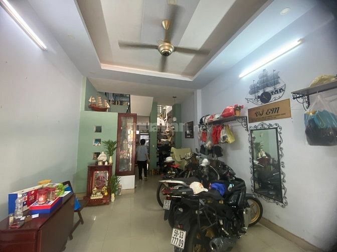 Nhà Bán đối diện công viên, giao thông thuận lợi, gần tường Đại học