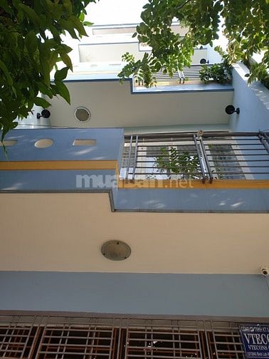 Nhà Bán đối diện công viên, giao thông thuận lợi, gần tường Đại học