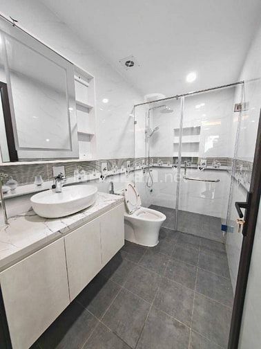 NHÀ MỚI -PHẠM VĂN ĐỒNG- CỔ NHUẾ -THANG MÁY - GARA Ô TÔ TRONG NHÀ - FUL