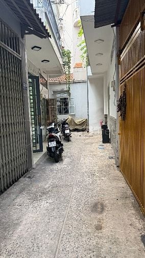 Cho thuê nhà hẻm 3 m, cách chợ Tân Bình 100m.