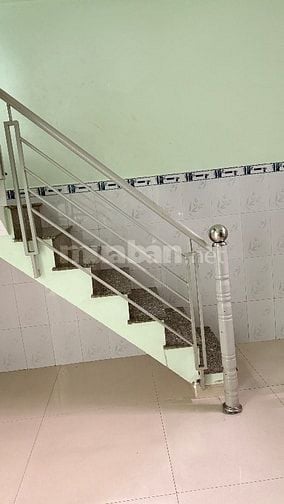 Cho thuê nhà hẻm 3 m, cách chợ Tân Bình 100m.