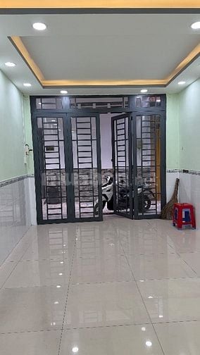 Cho thuê nhà hẻm 3 m, cách chợ Tân Bình 100m.
