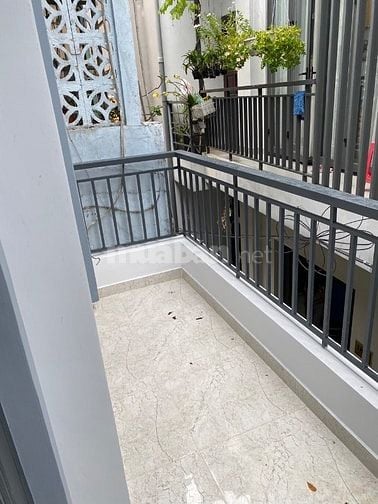Cho thuê nhà hẻm 3 m, cách chợ Tân Bình 100m.