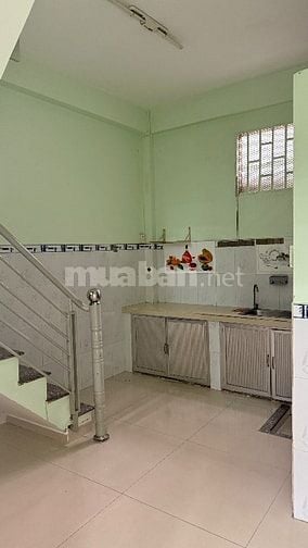 Cho thuê nhà hẻm 3 m, cách chợ Tân Bình 100m.