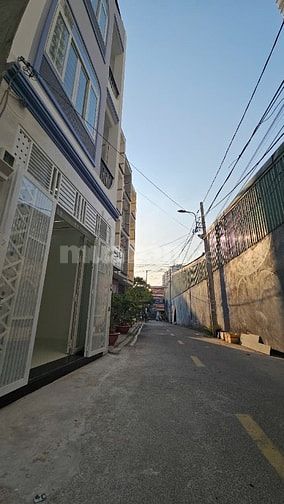 Nhà mới 💯% Dt 4x10,5m 2 lầu, Nhà một xẹt, Hẻm xe hơi, 