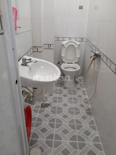 phòng trọ có balcon, cửa sổ to, gần chợ