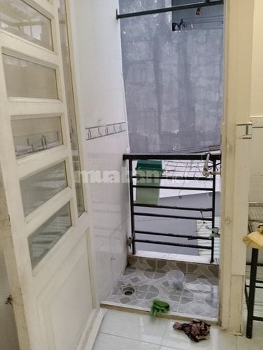phòng trọ có balcon, cửa sổ to, gần chợ