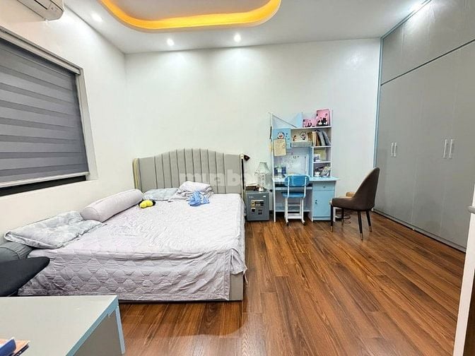 Bán gấp nhà CG, tô Mặt tiền 9m, diện tich 99m2, thang máy, giá 27,9 tỷ