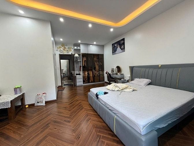 Bán gấp nhà CG, tô Mặt tiền 9m, diện tich 99m2, thang máy, giá 27,9 tỷ