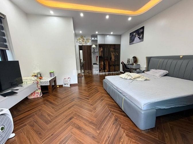 Bán gấp nhà CG, tô Mặt tiền 9m, diện tich 99m2, thang máy, giá 27,9 tỷ