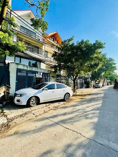 Mặt Phố An DƯơng Vương – Tây Hồ - 121 M2 – 5 T – MT 5.5 M -Giá 32.5 Tỷ