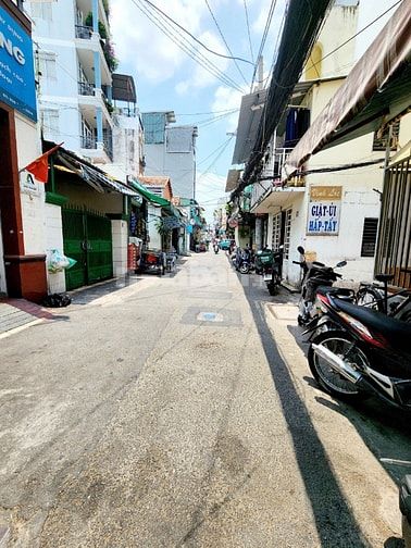 Lô góc kinh doanh Lý Chính Thắng, Quận  3, 18m2 hẻm xe tải, nhỉnh 2 tỷ