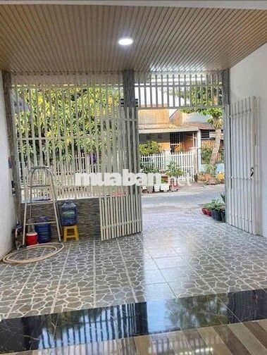 vợ chồng bỏ phố về quê cần bán gấp căn nhà 200m2 giá 350tr ở bến cát