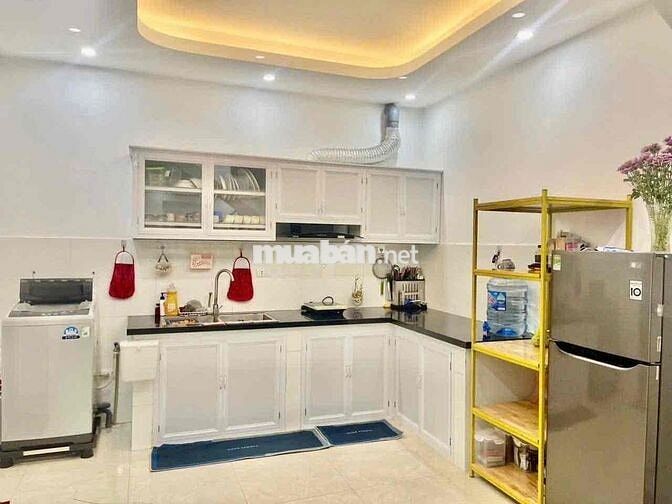 tôi chính chủ muốn bán nhà ngõ 193 định công hạ. dt80m mt6m giá 2.5 ty