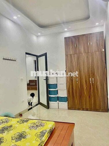 tôi chính chủ muốn bán nhà ngõ 193 định công hạ. dt80m mt6m giá 2.5 ty