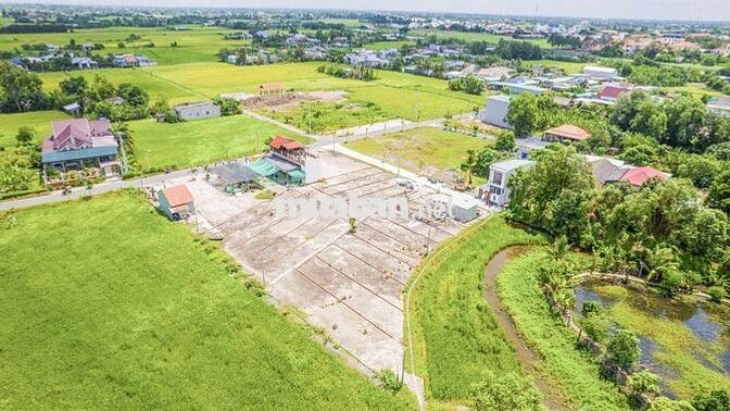 Bán đất thổ cư ngay UBND tt Cần Đước, tặng GPXD giá 216tr/m ngang
