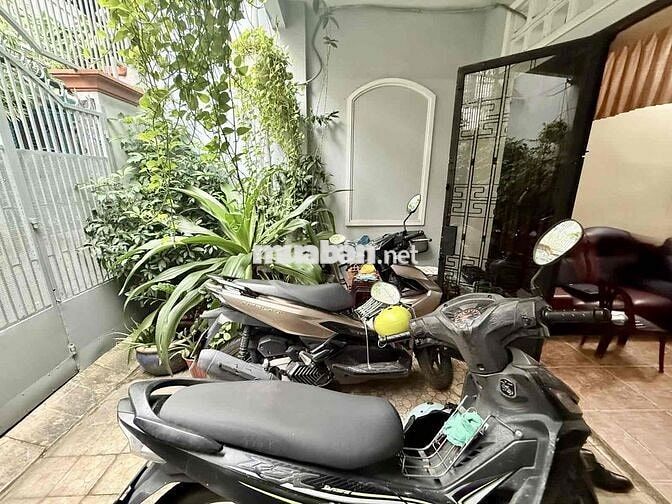 Gấp bán định cư nhà Tăng Bạt Hổ 72m2, ngang 4.4m, ô tô đậu cửa, 9.35 T