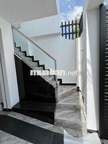 NHÀ TRỆT 2 LẦU kèm sân thượng MỚI TINH NỘI THẤT ĐỦ KHU DÂN CƯ NGUYỄN