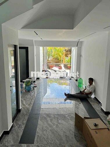 NHÀ TRỆT 2 LẦU kèm sân thượng MỚI TINH NỘI THẤT ĐỦ KHU DÂN CƯ NGUYỄN