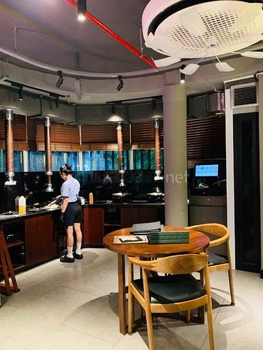 Cho thuê MBKD trống suốt mặt tiền đường Lê Thánh Tôn, Quận 1. 